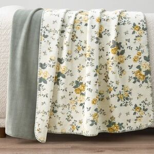 Casual Living Reversible Luxe Plush Throw, Yellow - NWT